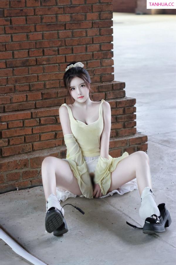   [XiuRen]高清写真图 2024.08.16 No.9024 小薯条nienie 美乳性感第42张图片